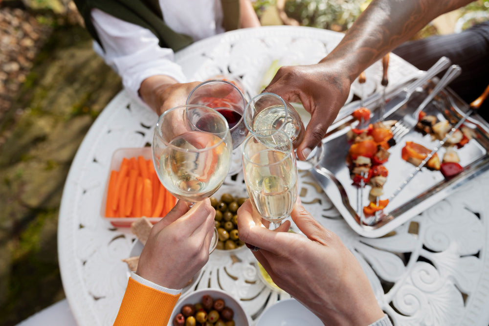 Sticlă de vin oferită cadou la o cină între prieteni