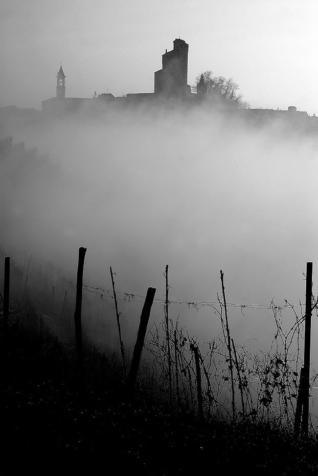 Satul Serralunga d'Alba învăluit în ceață, în Piemonte