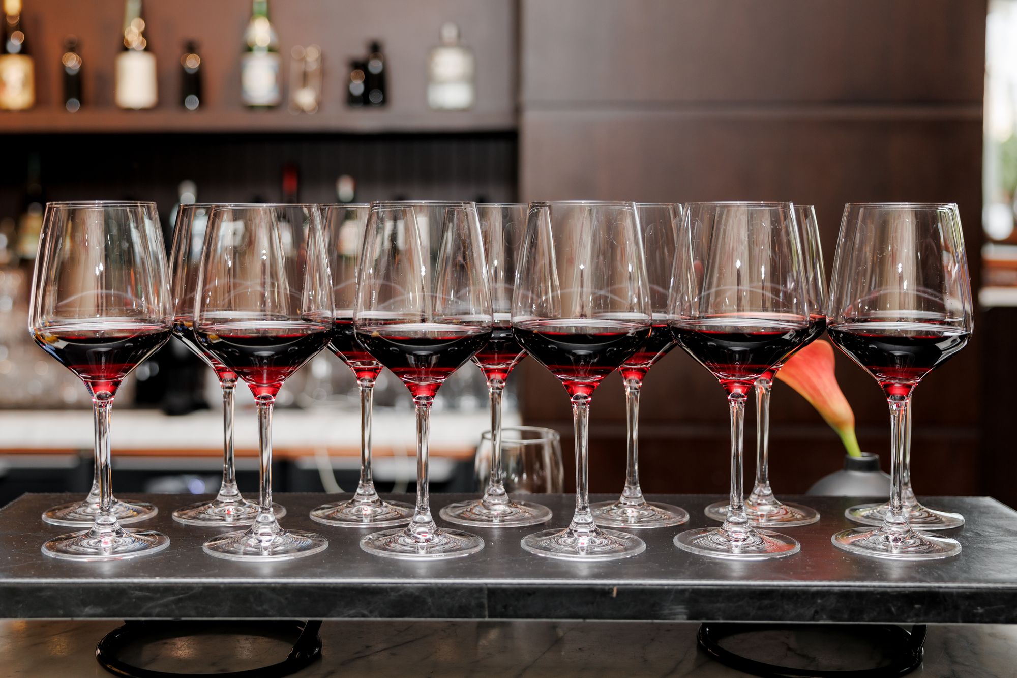 Șir de pahare de vin pregătite pentru degustare