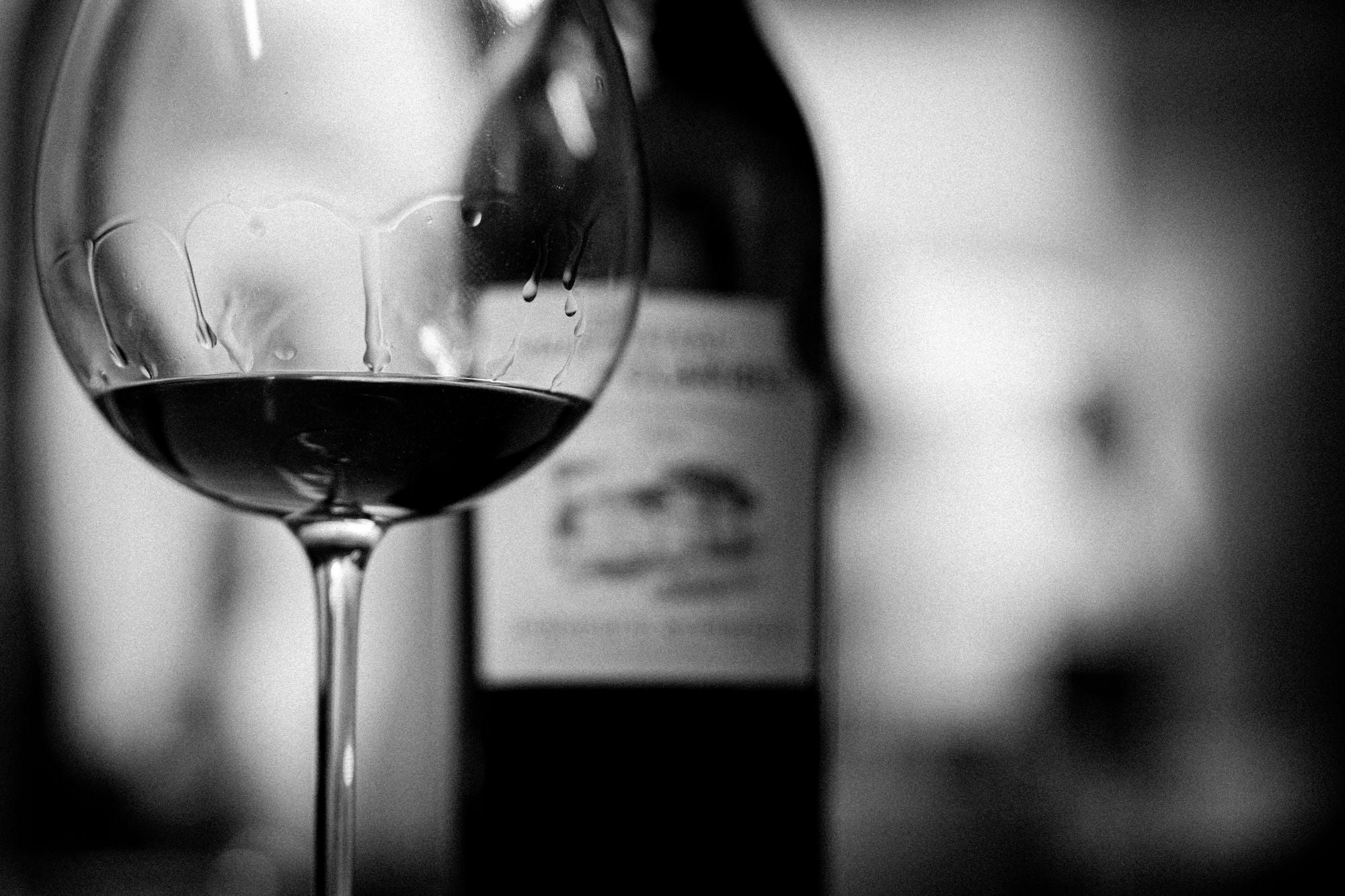Pahar de vin roșu și sticlă