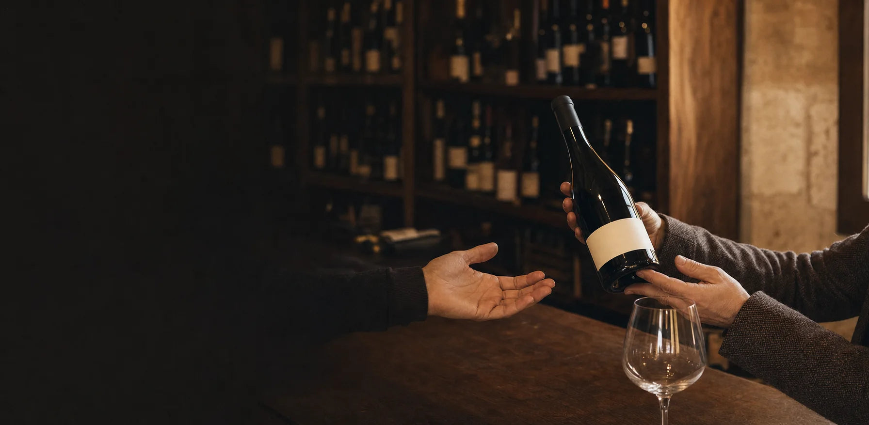 O sticlă de vin prezentată într-o vinotecă